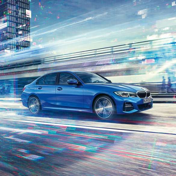 BMW Serie 3 Sedán, vista lateral en movimiento. Toma en movimiento del BMW Serie 3 Sedán desde la parte lateral de día en un escenario urbano.