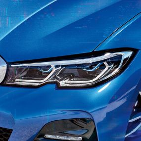 BMW Serie 3 Sedán, Luz Láser BMW. Acercamiento lateral de los faros frontales derechos con luz láser BMW.