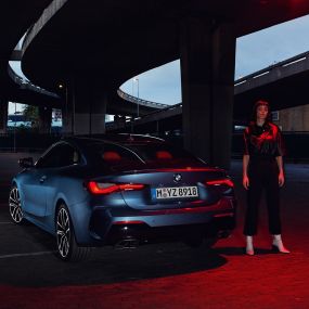 Vista trasera Luces traseras BMW Serie 4 Coupé G22 BMW Serie 4 Coupé G22 2020 Arctic Race Blue metalizado Vista de la zaga Luces traseras