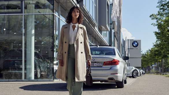 Mujer delante del Concesionario BMW BMW Service Inclusive, mujer delante del Concesionario BMW