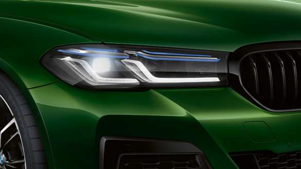 BMW M550i xDrive con Luz láser BMW G30 2020 BMW M550i xDrive Sedán con Luz láser BMW G30 LCI Renovación 2020 BMW Individual Verde Ermes metalizado, primer plano, frontal