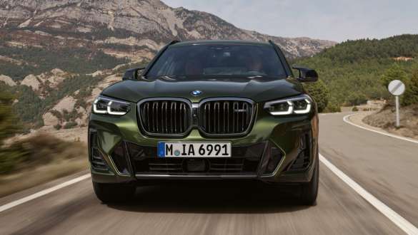 Suspensión deportiva M BMW X3 M40i M40d G01 LCI Renovación 2021 Vista del frontal, en marcha BMW X3 M40i M40d G01 LCI Renovación 2021 Malachitgrün metalizado, suspensión deportiva M, vista del frontal, en marcha