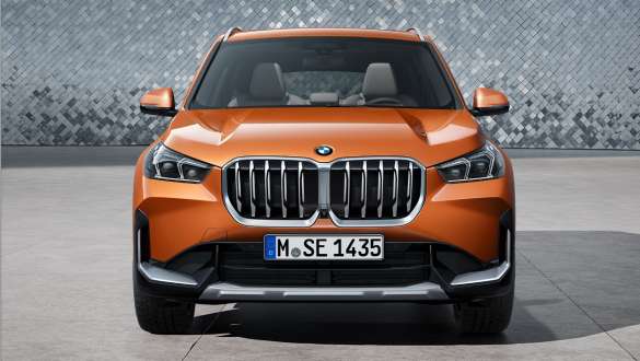 BMW X1 xDrive23i U11 ICE xLine, vista frontal Vista del frontal BMW X1 xDrive23i U11 ICE xLine Utah Orange metalizado