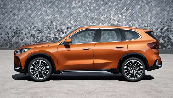 BMW X1 xDrive23i U11 ICE xLine, vista lateral Vista lateral BMW X1 xDrive23i U11 ICE xLine Utah Orange metalizado