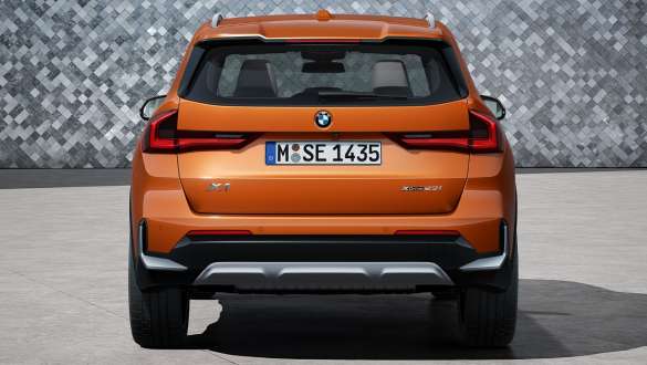 BMW X1 xDrive23i U11 ICE xLine vista trasera Vista de la zaga BMW X1 xDrive23i U11 ICE xLine Utah Orange metalizado