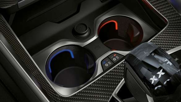Portavasos con control de temperatura. Acercamiento del interior del BMW con enfoque en el portavasos con control de temperatura.