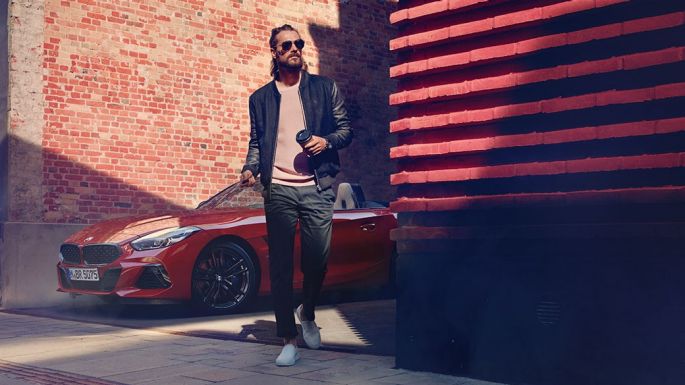 BMW Z4 Roadster en calles secundarias Hombre en calle secundaria frente al BMW Z4 Roadster