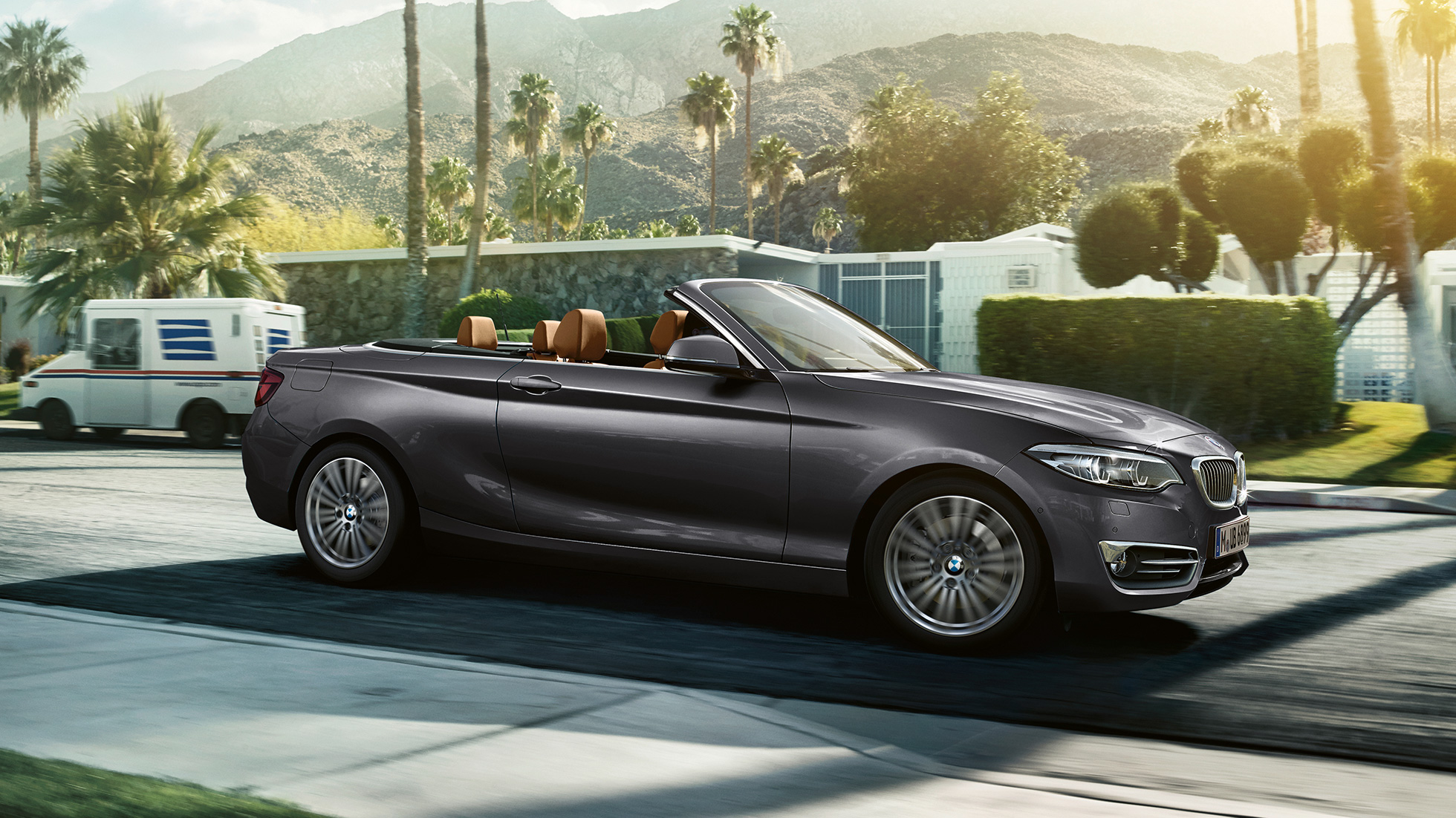 BMW Serie 2 Convertible, toma en movimiento desde la parte lateral BMW Serie 2 Convertible, toma en movimiento desde la parte lateral