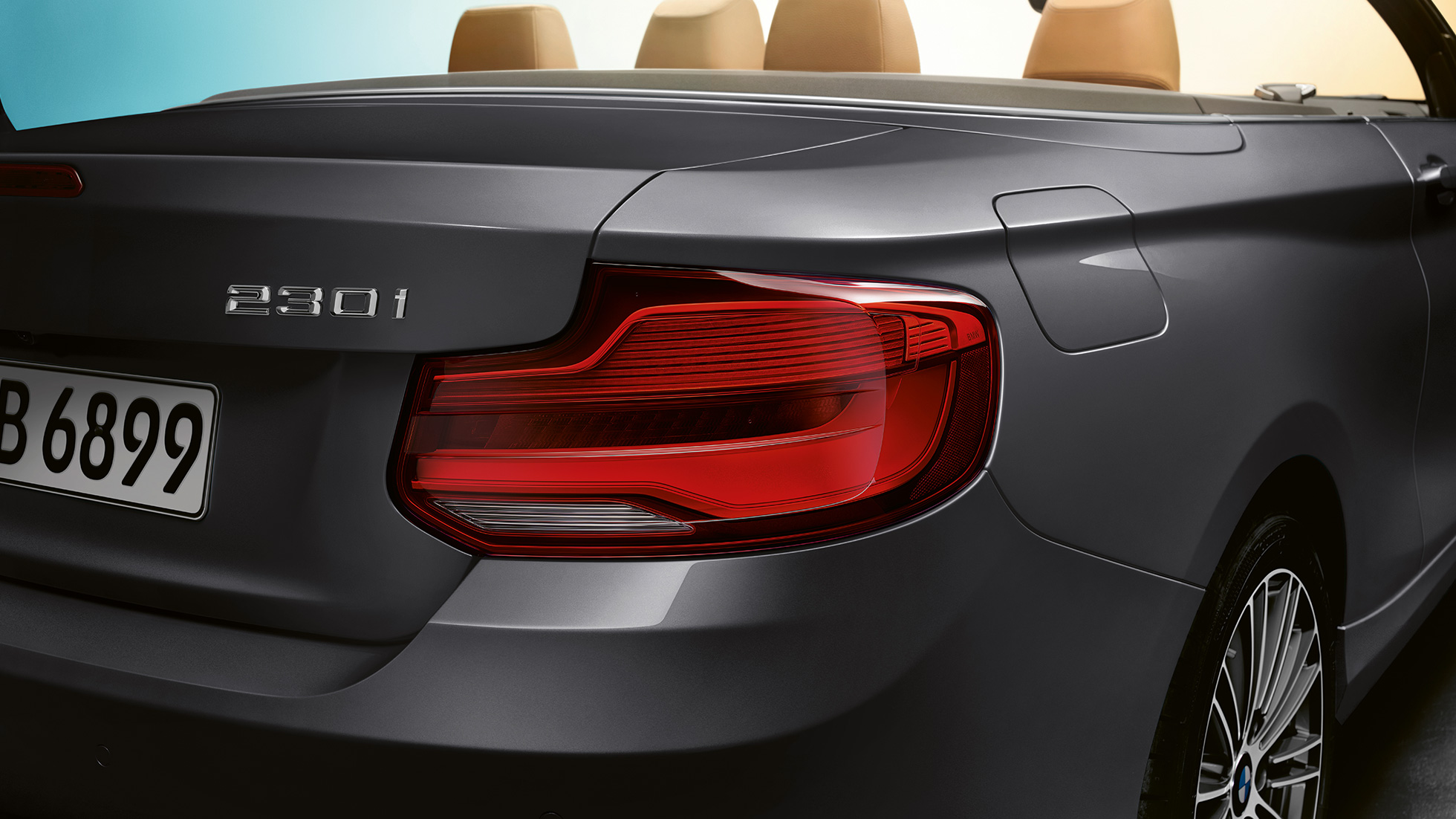 BMW Serie 2 Convertible, nombre del modelo en la parte trasera BMW Serie 2 Convertible, nombre del modelo en la parte trasera