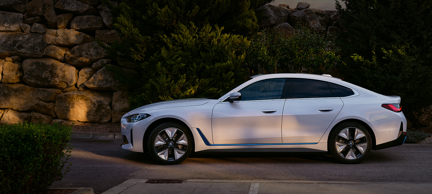 Conoce el vehículo eléctrico BMW i4 y disfruta de su elevada autonomía de hasta 591 kilómetros, diseño elegante y extraordinario dinamismo deportivo. 