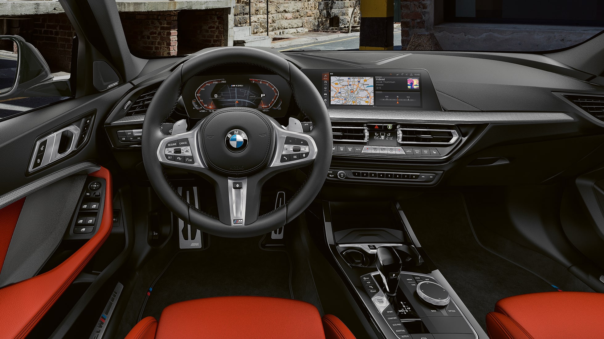 BMW M135i xDrive, interior. Interior del BMW M135i xDrive con volante de cuero M y asientos M Sport.