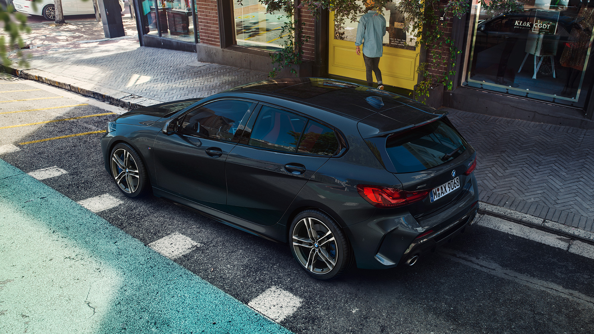 BMW M135i xDrive, estacionado. BMW M135i xDrive en Black Sapphire metallic estacionado, vista lateral desde lo alto.