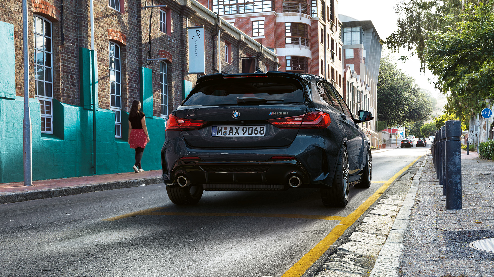 BMW M135i xDrive, vista trasera. BMW M135i xDrive en Black Sapphire metallic, vista trasera, estacionado.