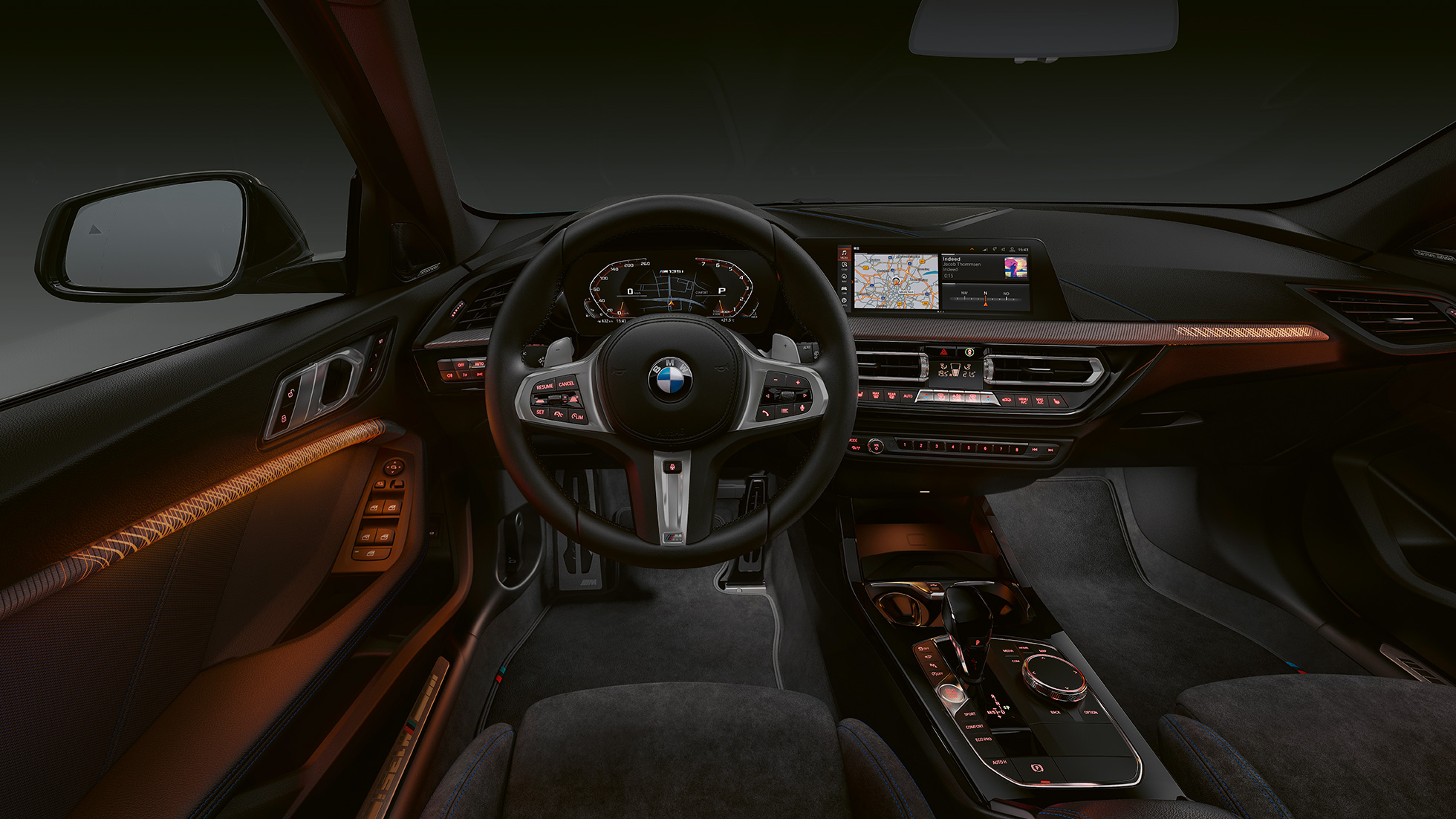 BMW M135i xDrive, cabina. Interior premium del BMW M135i xDrive con acabados interiores iluminados.