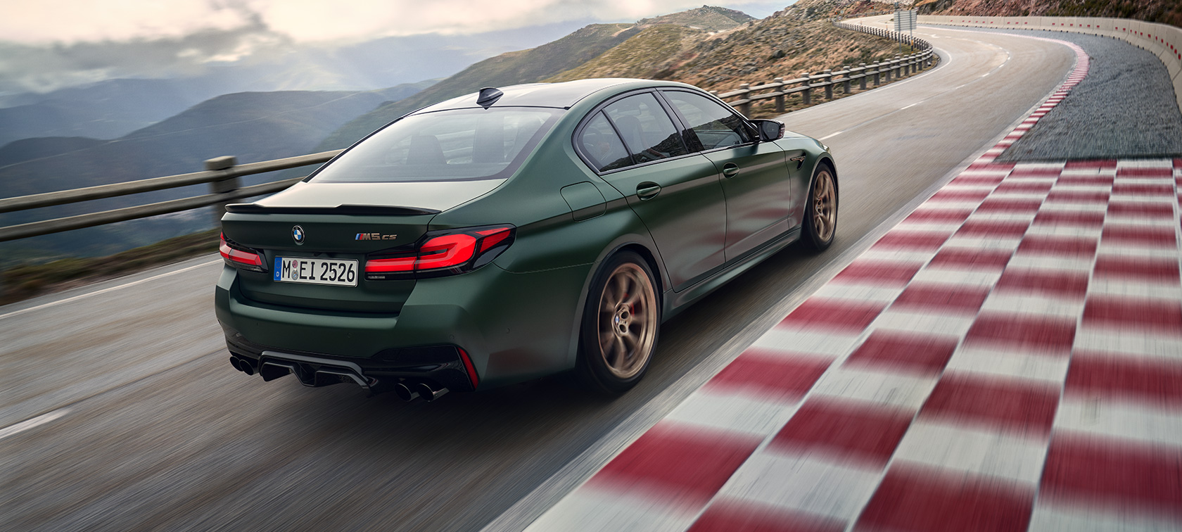 BMW M5 CS F90 2021 Frozen Deep Green metalizado, vista de tres cuartos de la zaga BMW M5 CS F90 2021 Frozen Deep Green metalizado, vista de tres cuartos de la zaga