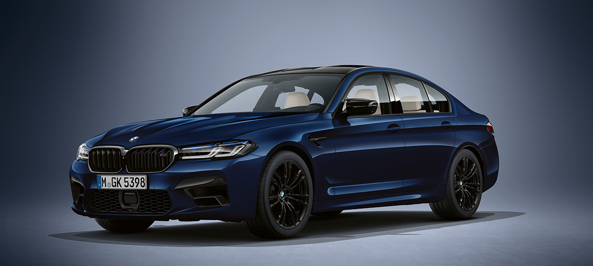 BMW Individual BMW M5 Berlina F90 2020 Tansanitblau metalizado BMW Individual BMW M5 F90 LCI Renovación 2020 Tansanitblau metalizado, vista de tres cuartos del frontal