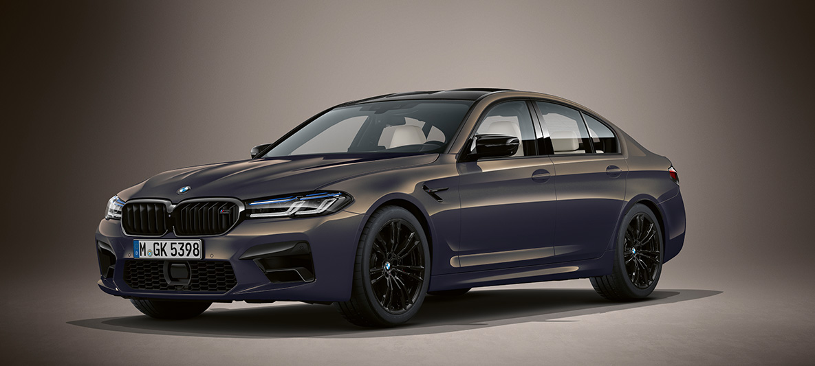 BMW Individual BMW M5 F90 2020 Alvitgrau metalizado BMW Individual BMW M5 F90 LCI Renovación 2020 Alvitgrau metalizado, vista de tres cuartos del frontal