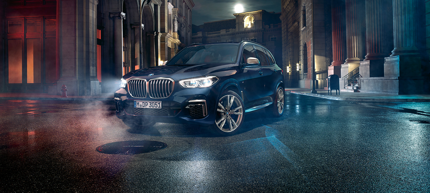 BMW X5 M50i y M50d, vista de tres cuartos del frontal G05 BMW X5 M50i y M50d G05 2018 SUV Carbon Black metalizado, vista de tres cuartos del frontal