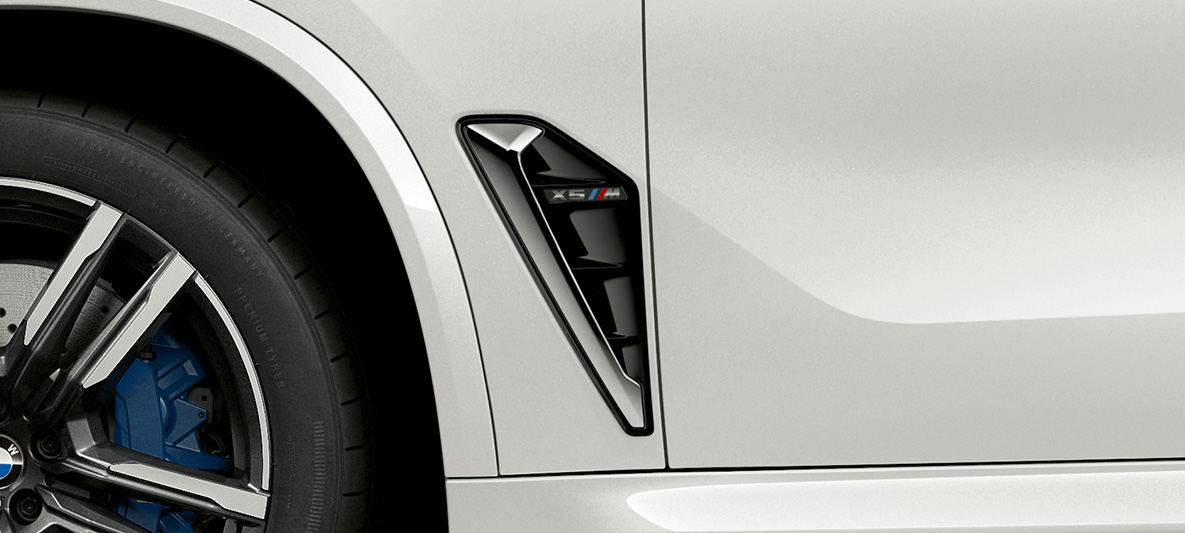 Branquias M BMW X5 M F95 Branquias M BMW X5 M Mineral White F95 2020 SUV primer plano