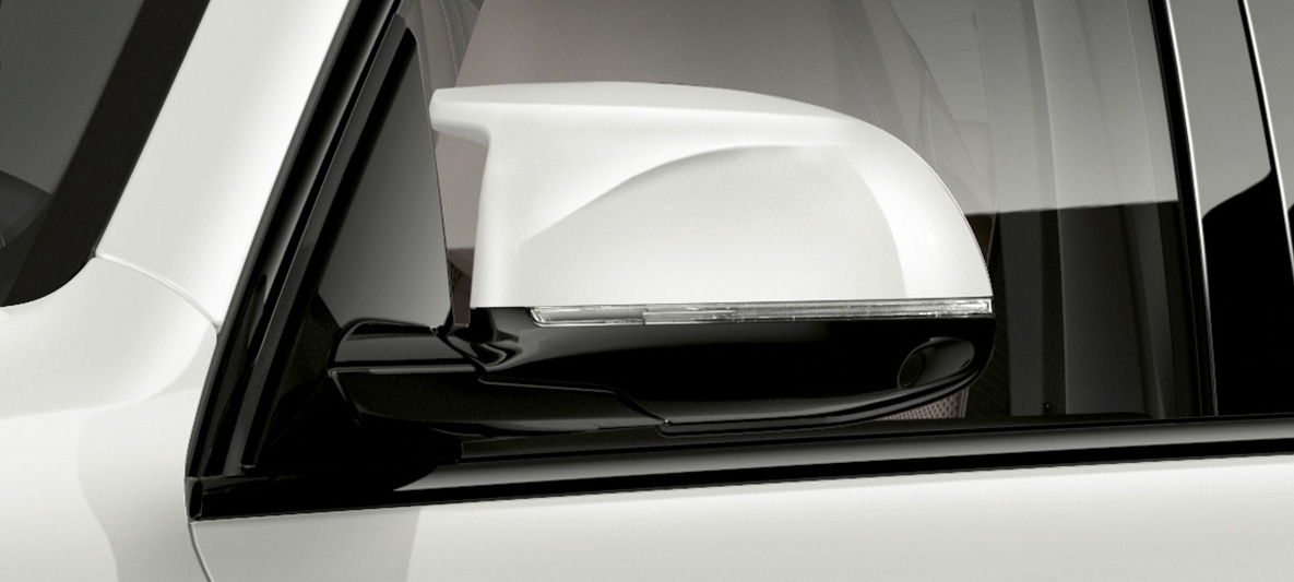 Carcasas para espejos retrovisores BMW X5 M F95 Carcasas para espejos retrovisores BMW X5 M Mineral White F95 2020 SUV primer plano