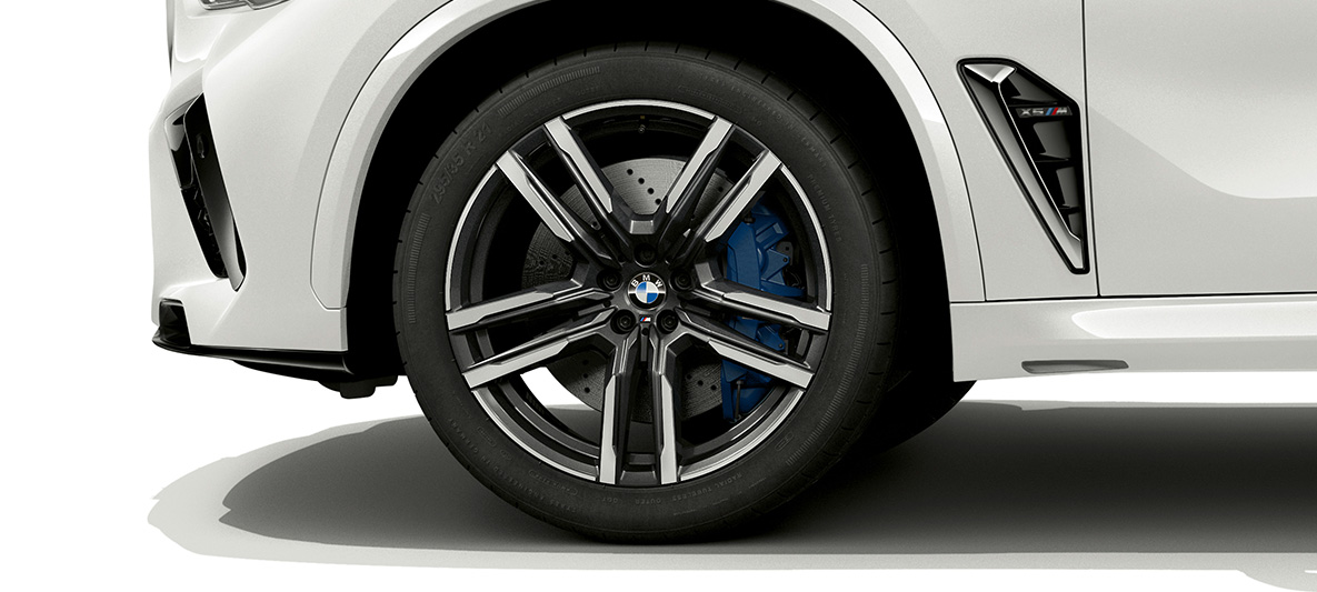 Llantas de aleación ligera M de 21 pulgadas en bicolor Orbitgrey BMW X5 M F95 Llantas de aleación ligera M de 21 pulgadas en bicolor Orbitgrey BMW X5 M Mineral White F95 2020 SUV primer plano