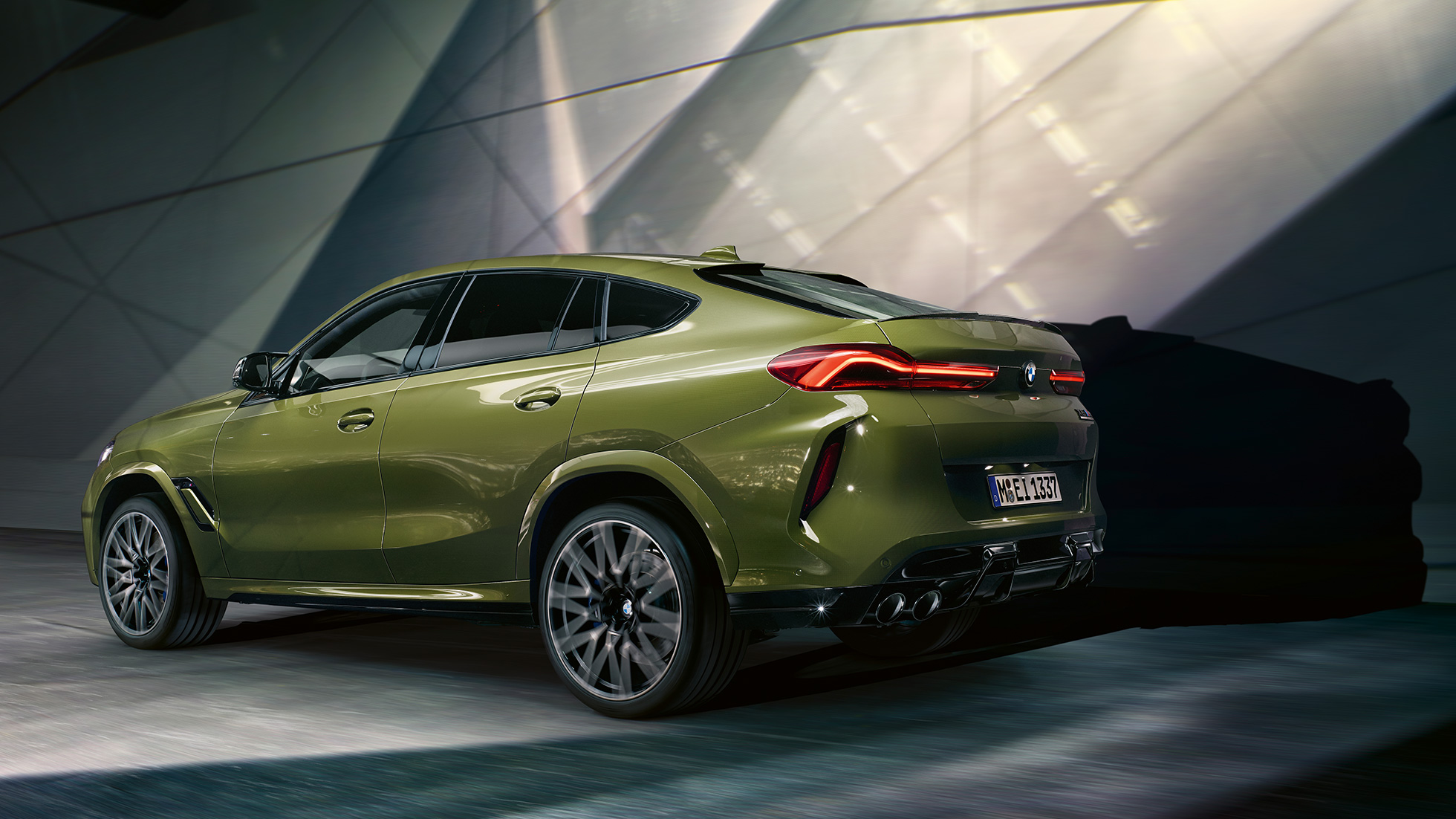 BMW X6 M Competition con M xDrive Vista trasera de tres cuartos del SUV BMW X6 M Competition con M xDrive F96 2020, Pintura Especial de BMW Individual Urban Green