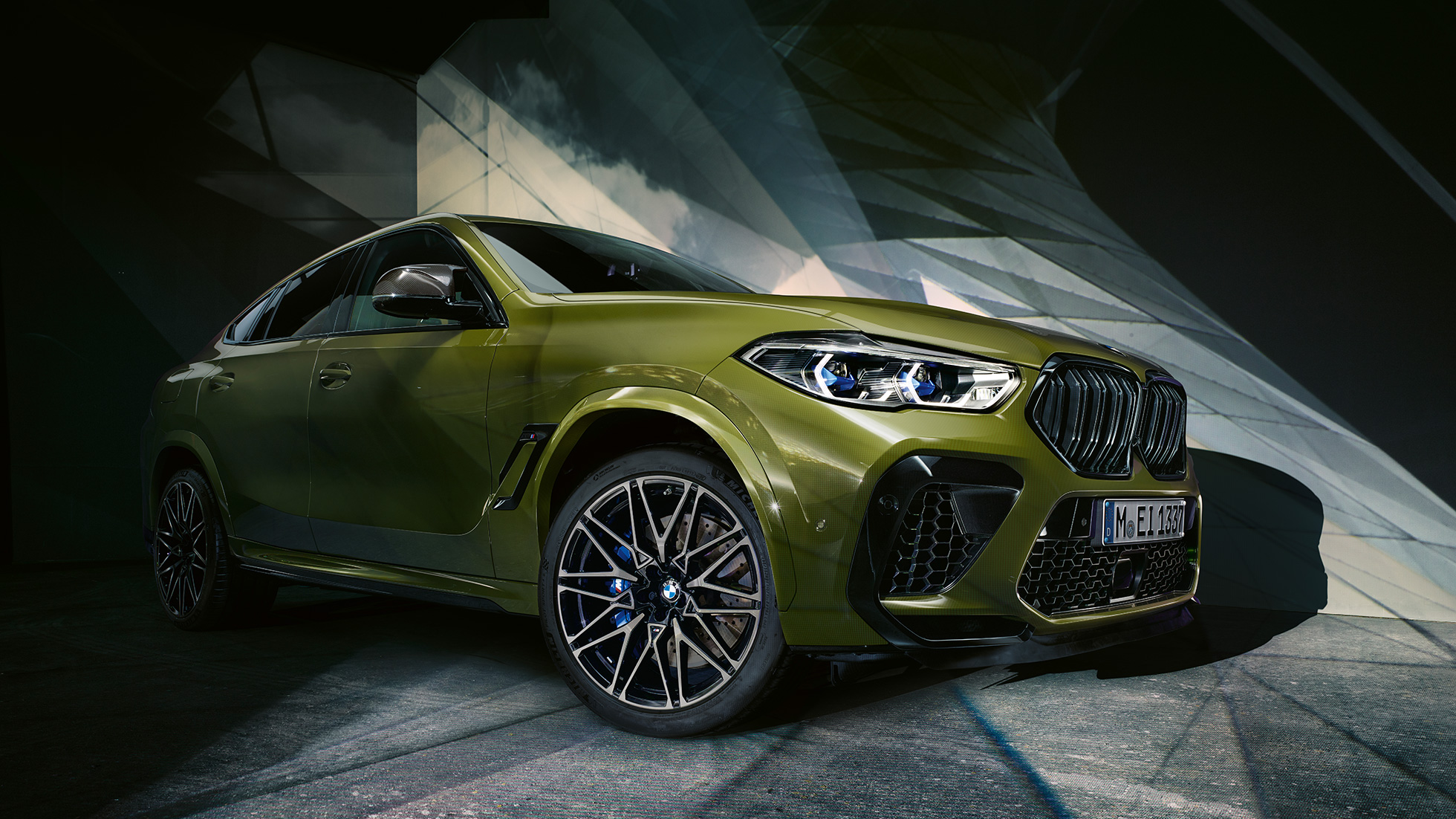 Diseño Exterior del BMW X6 M Competition Vista frontal de tres cuartos del diseño exterior del SUV BMW X6 M Competition F96 2020, Pintura Especial de BMW Individual Urban Green