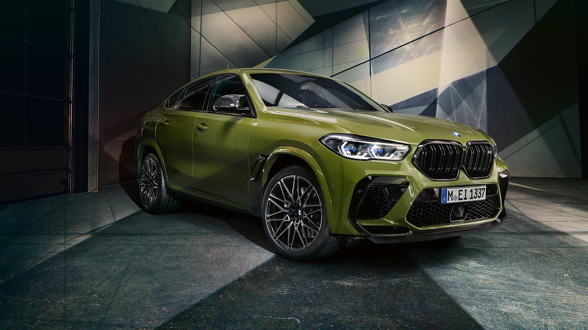Parrilla de riñón doble de M del BMW X6 M Competition Vista frontal de tres cuartos de la parrilla de riñón doble de M del SUV BMW X6 M Competition, Pintura Especial de BMW Individual Urban Green