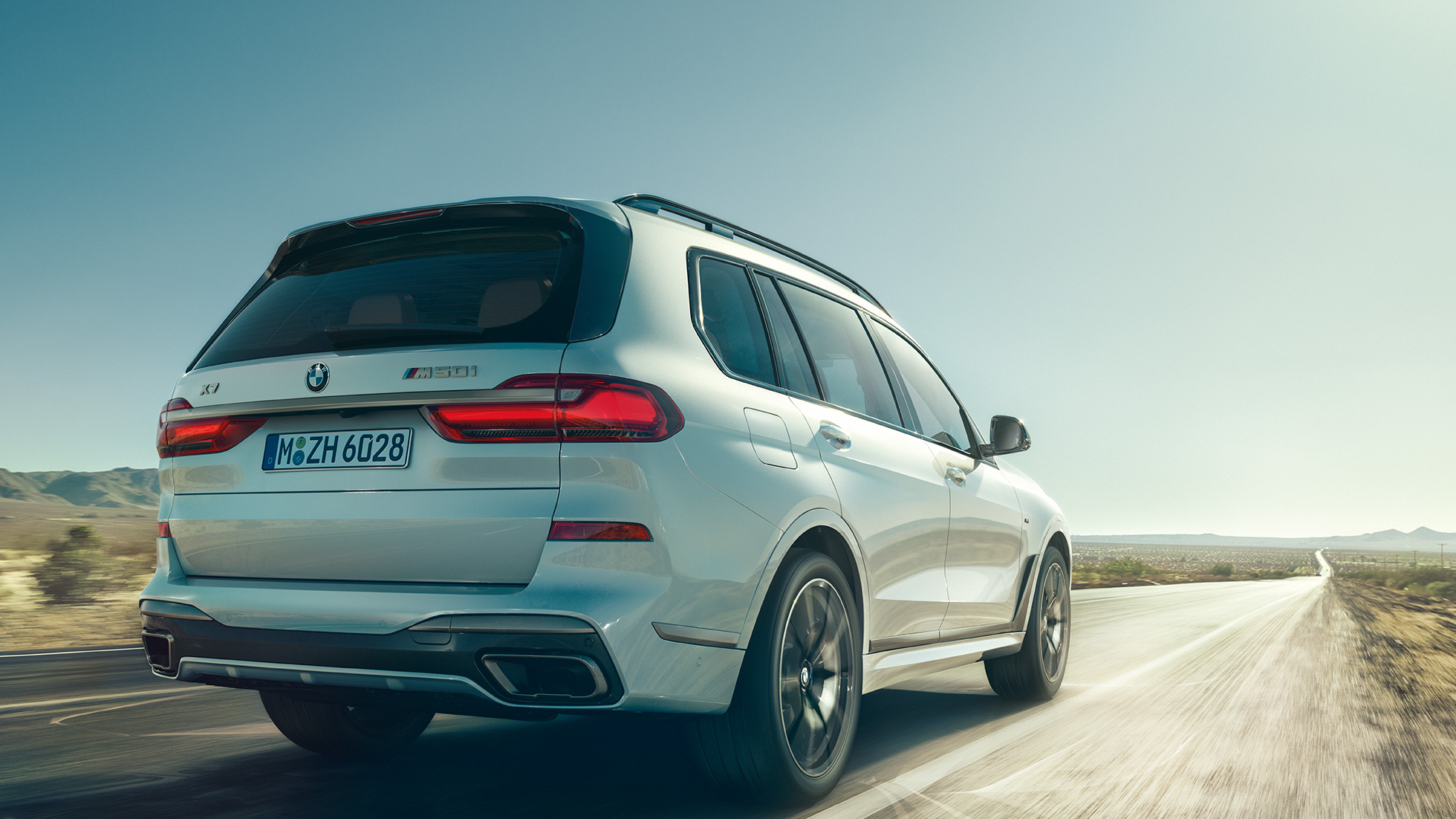 BMW X7 M50i, vista trasera de tres cuartos BMW X7 M50i en Mineral White, vista trasera de tres cuartos, G07, 2019