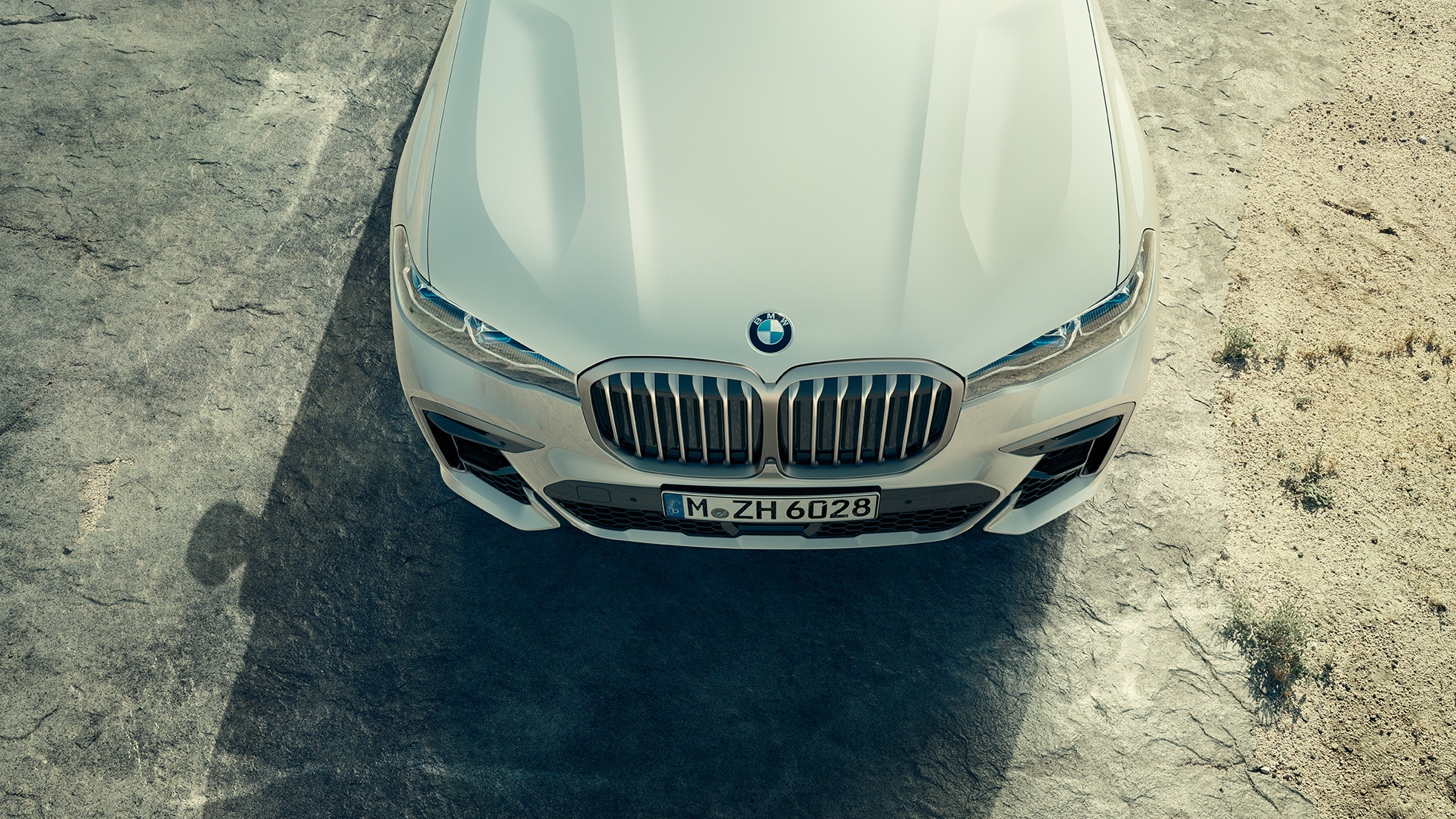 El BMW X7 M, parte frontal con parrilla de riñón BMW El BMW X7 M50i, parte frontal y capó del motor desde una perspectiva aérea, G07, 2019