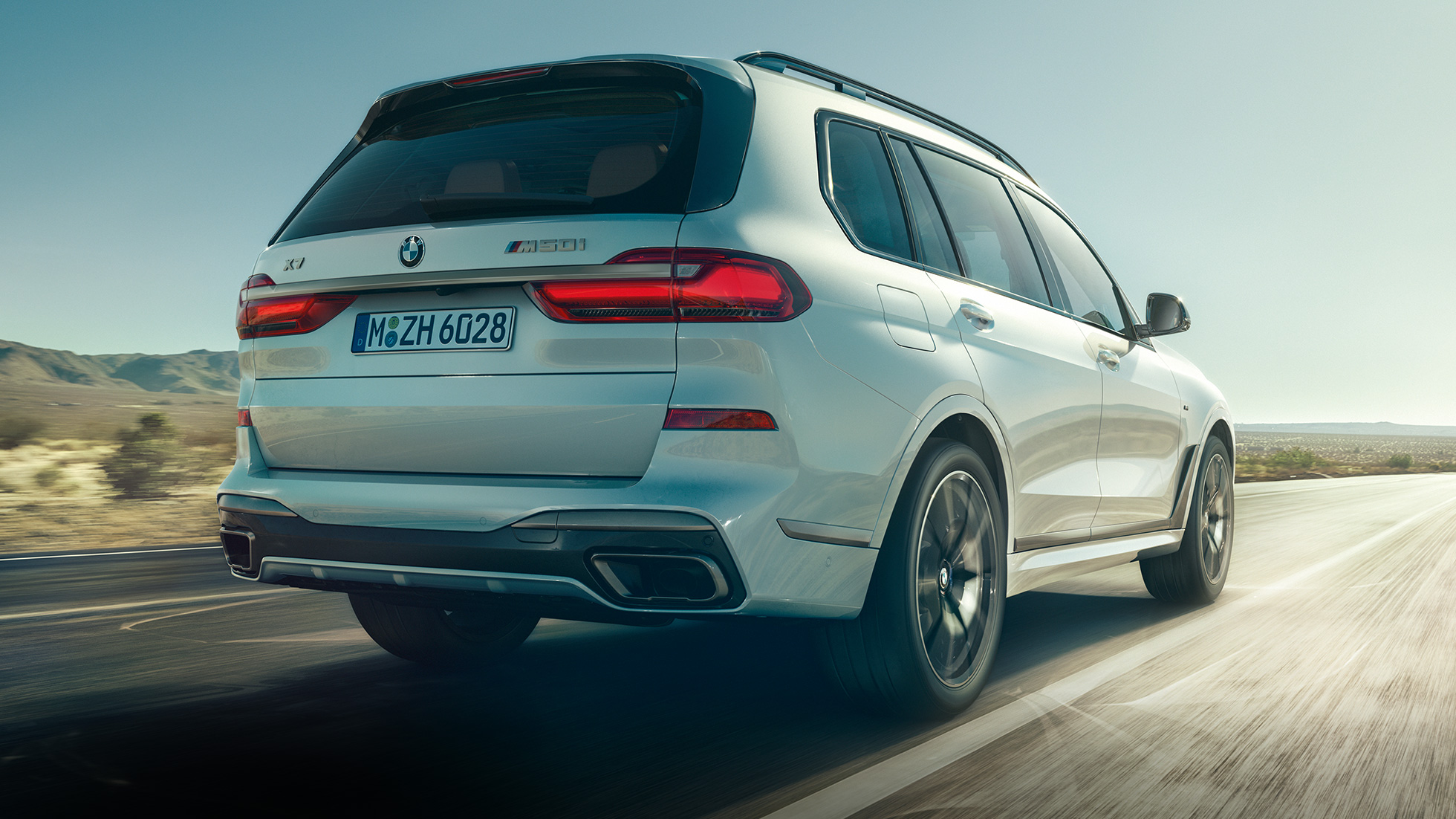 BMW X7 M50i, vista trasera BMW X7 M50i en Mineral White, en movimiento, vista trasera, G07, 2019