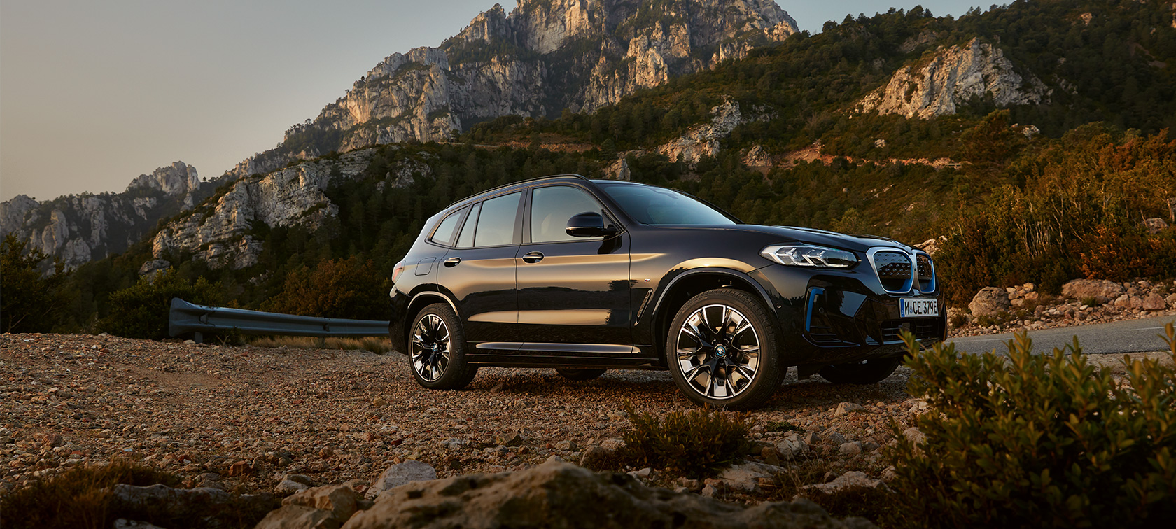 Descubre la camioneta deportiva BMW iX3 y disfruta de su diseño deportivo, autonomía y elementos aerodinámicos.