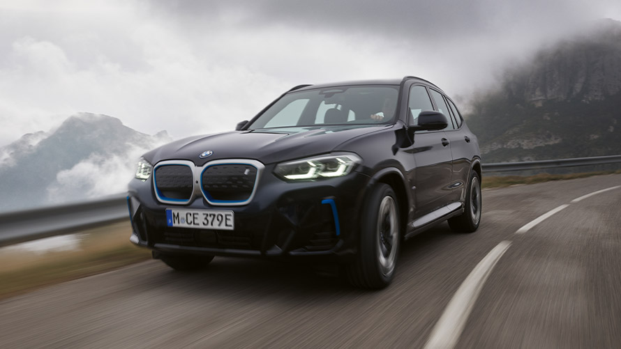BMW iX3 G08, primera generación, vista de tres cuartos del lateral, parado Modelos BMW X BMW iX3 G08, primera generación, vista de tres cuartos del lateral, parado