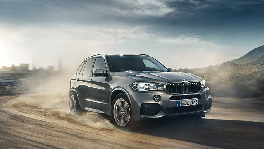 BMW X5 F15, tercera generación, vista de tres cuartos del frontal, circulando Modelos BMW X BMW X5 F15, tercera generación, vista de tres cuartos del frontal, circulando