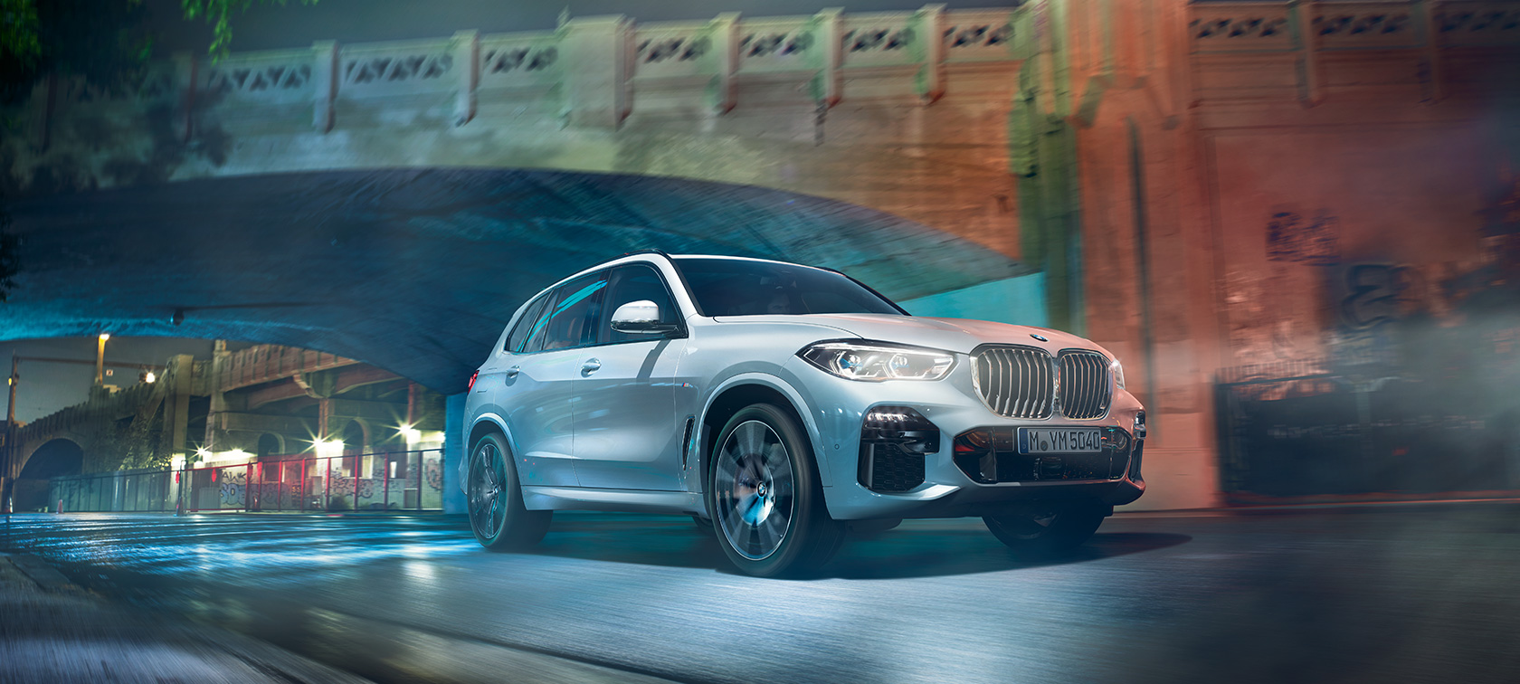 BMW X5 G05 2021 Mineralweiss metalizado Vista de tres cuartos del frontal, en marcha por la noche
