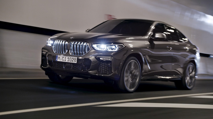 Vista de tres cuartos del frontal BMW X6 G06 2019 BMW X6 G06 2019 Vista de tres cuartos del frontal, en marcha delante de un fondo urbano
