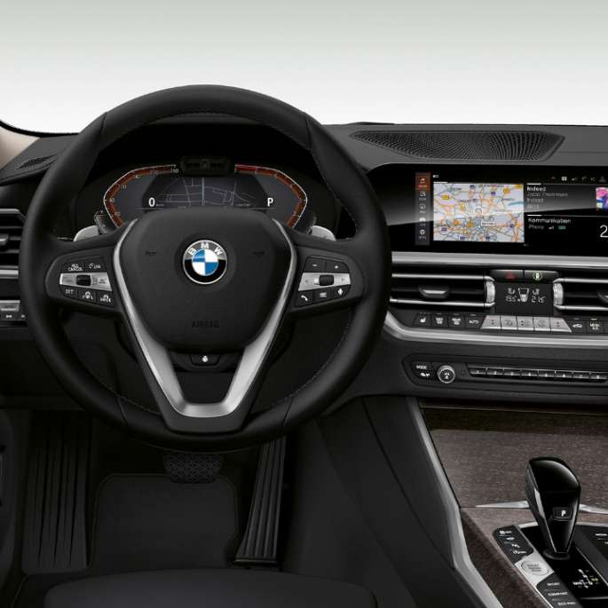 Acercamiento frontal de la cabina del conductor del BMW Serie 3 Sedán con elementos del Modelo Luxury Line.