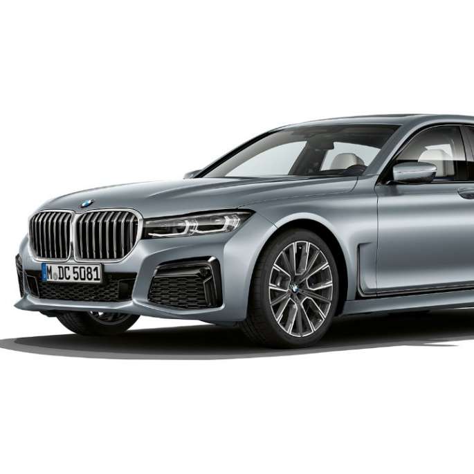 BMW Serie 7 Sedán Gris, paquete M Sport en vista frontal de tres cuartos