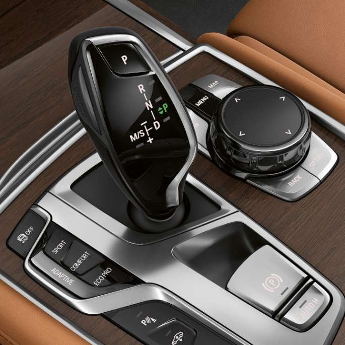 BMW Serie 7 Sedán con Diseño Exterior Pure Excellence: Acercamiento del selector de velocidades